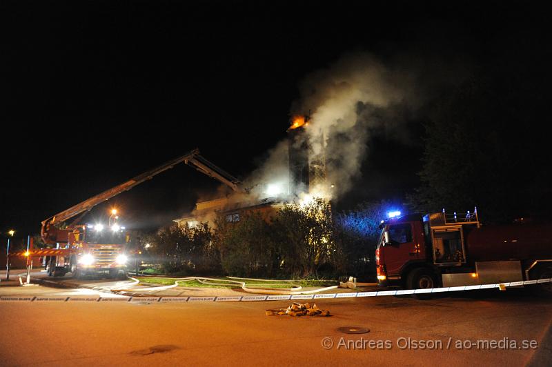 _DSC7127.JPG - Vid 22:40 tiden larmades räddningtjänsten från svalöv och landskrona till Teckomatorps frivilliga brandstation, vid framkomst så var det en fullt utvecklad brand, man lyckades få ut bilarna ur byggnaden. Släckningsarbetet pågår ännu och säkert ett par timmar till. Vad som orsakat branden är ännu oklart. Inga personer ska ha kommit till skada under händelsen.