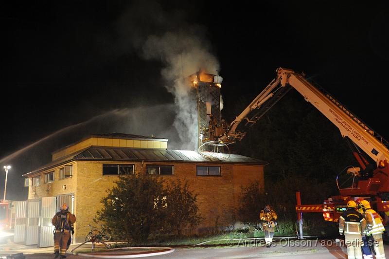 _DSC7129.JPG - Vid 22:40 tiden larmades räddningtjänsten från svalöv och landskrona till Teckomatorps frivilliga brandstation, vid framkomst så var det en fullt utvecklad brand, man lyckades få ut bilarna ur byggnaden. Släckningsarbetet pågår ännu och säkert ett par timmar till. Vad som orsakat branden är ännu oklart. Inga personer ska ha kommit till skada under händelsen.