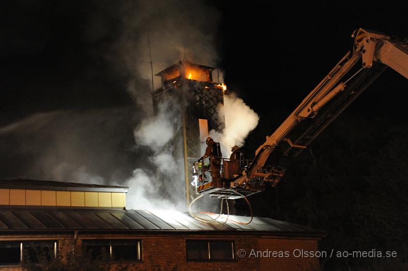 _DSC7132.JPG - Vid 22:40 tiden larmades räddningtjänsten från svalöv och landskrona till Teckomatorps frivilliga brandstation, vid framkomst så var det en fullt utvecklad brand, man lyckades få ut bilarna ur byggnaden. Släckningsarbetet pågår ännu och säkert ett par timmar till. Vad som orsakat branden är ännu oklart. Inga personer ska ha kommit till skada under händelsen.