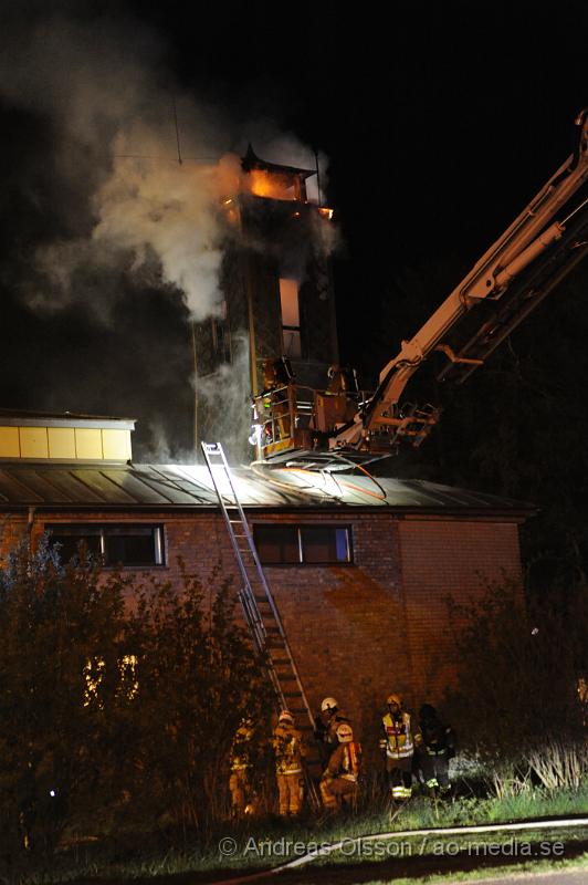 _DSC7135.JPG - Vid 22:40 tiden larmades räddningtjänsten från svalöv och landskrona till Teckomatorps frivilliga brandstation, vid framkomst så var det en fullt utvecklad brand, man lyckades få ut bilarna ur byggnaden. Släckningsarbetet pågår ännu och säkert ett par timmar till. Vad som orsakat branden är ännu oklart. Inga personer ska ha kommit till skada under händelsen.