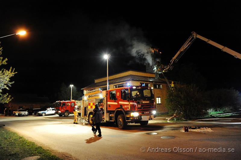 _DSC7140.JPG - Vid 22:40 tiden larmades räddningtjänsten från svalöv och landskrona till Teckomatorps frivilliga brandstation, vid framkomst så var det en fullt utvecklad brand, man lyckades få ut bilarna ur byggnaden. Släckningsarbetet pågår ännu och säkert ett par timmar till. Vad som orsakat branden är ännu oklart. Inga personer ska ha kommit till skada under händelsen.