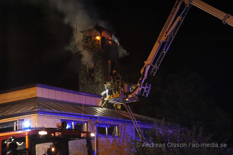 _DSC7142.JPG - Vid 22:40 tiden larmades räddningtjänsten från svalöv och landskrona till Teckomatorps frivilliga brandstation, vid framkomst så var det en fullt utvecklad brand, man lyckades få ut bilarna ur byggnaden. Släckningsarbetet pågår ännu och säkert ett par timmar till. Vad som orsakat branden är ännu oklart. Inga personer ska ha kommit till skada under händelsen.