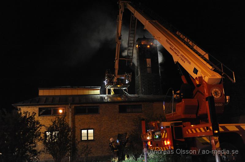 _DSC7148.JPG - Vid 22:40 tiden larmades räddningtjänsten från svalöv och landskrona till Teckomatorps frivilliga brandstation, vid framkomst så var det en fullt utvecklad brand, man lyckades få ut bilarna ur byggnaden. Släckningsarbetet pågår ännu och säkert ett par timmar till. Vad som orsakat branden är ännu oklart. Inga personer ska ha kommit till skada under händelsen.