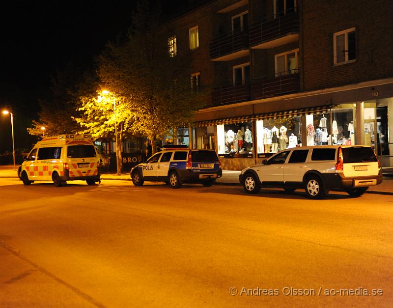 _DSC7231.JPG - Vid 23.10 tiden larmades flera polispatruller tillsammans med ambulans till Storgatan i centrala Klippan där minst två personer ska ha blivit knivskurna. Personerna fördes med ambulans till sjukhuset, skadeläget är oklart.En man greps senare på natten misstänkt för dådet.