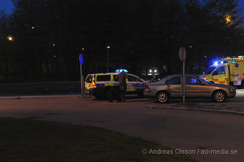 _DSC7198.JPG - Vid 22:20 tiden larmades ambulansen och polisen till Vasatorpsvägen i Helsingborg, där en cyklist blivit påkörd av en personbil. Cyklisten fördes till sjukhuset med okända skador.