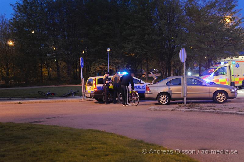 _DSC7199.JPG - Vid 22:20 tiden larmades ambulansen och polisen till Vasatorpsvägen i Helsingborg, där en cyklist blivit påkörd av en personbil. Cyklisten fördes till sjukhuset med okända skador.