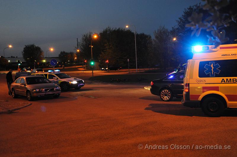 _DSC7203.JPG - Vid 22:20 tiden larmades ambulansen och polisen till Vasatorpsvägen i Helsingborg, där en cyklist blivit påkörd av en personbil. Cyklisten fördes till sjukhuset med okända skador.