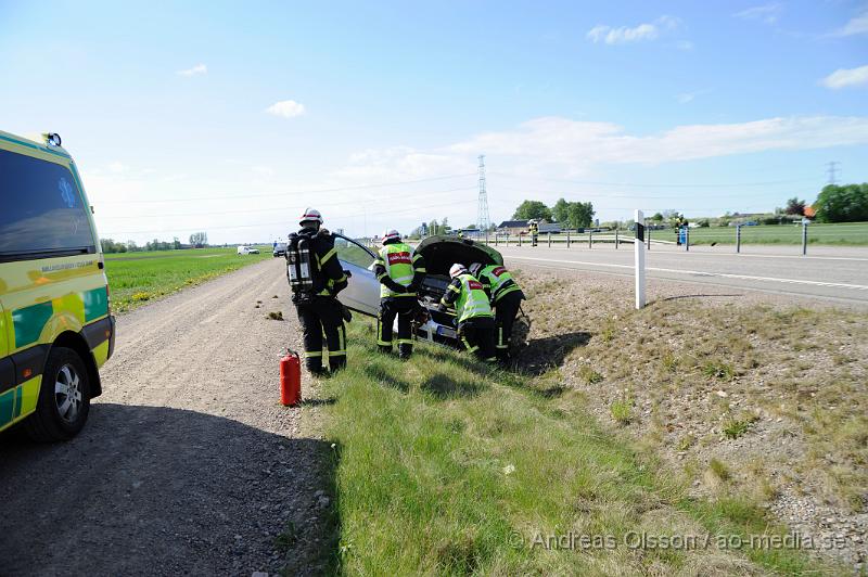 _DSC8075.JPG - Vid 15,30 tiden larmades räddningstjänsten, ambulans och polis till en trafikolycka på väg 21 i höjd med Kvidinge. En personbil hade kört in i vajerräcket och sedan ner i diket. Ingen person ska ha skadats i olyckan.