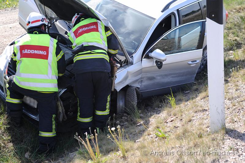 _DSC8076.JPG - Vid 15,30 tiden larmades räddningstjänsten, ambulans och polis till en trafikolycka på väg 21 i höjd med Kvidinge. En personbil hade kört in i vajerräcket och sedan ner i diket. Ingen person ska ha skadats i olyckan.