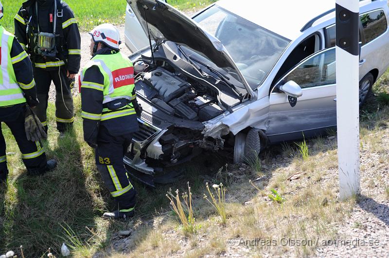 _DSC8078.JPG - Vid 15,30 tiden larmades räddningstjänsten, ambulans och polis till en trafikolycka på väg 21 i höjd med Kvidinge. En personbil hade kört in i vajerräcket och sedan ner i diket. Ingen person ska ha skadats i olyckan.