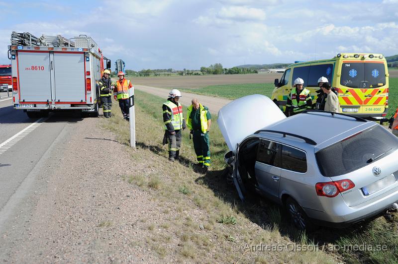 _DSC8081.JPG - Vid 15,30 tiden larmades räddningstjänsten, ambulans och polis till en trafikolycka på väg 21 i höjd med Kvidinge. En personbil hade kört in i vajerräcket och sedan ner i diket. Ingen person ska ha skadats i olyckan.