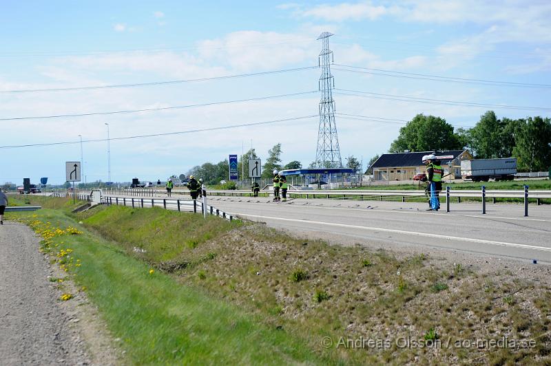 _DSC8087.JPG - Vid 15,30 tiden larmades räddningstjänsten, ambulans och polis till en trafikolycka på väg 21 i höjd med Kvidinge. En personbil hade kört in i vajerräcket och sedan ner i diket. Ingen person ska ha skadats i olyckan.