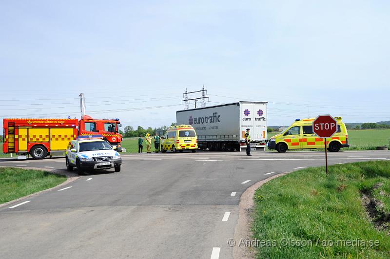 _DSC8089.JPG - Vid 10.30 tiden larmades räddningstjänsten, ambulans och polis till en trafikolycka på väg 110 utanför bjuv där en mc krockat med en lastbil. Föraren av motorcykeln fördes till sjukhus med ambulans men hans liv gick inte att rädda. Vägen stängdes av i båda riktningarna under räddningsarbetet.