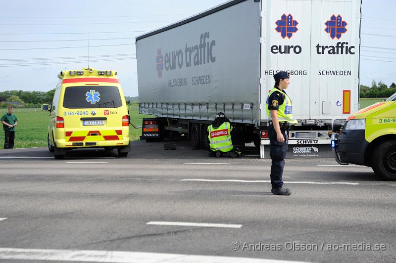 _DSC8090.JPG - Vid 10.30 tiden larmades räddningstjänsten, ambulans och polis till en trafikolycka på väg 110 utanför bjuv där en mc krockat med en lastbil. Föraren av motorcykeln fördes till sjukhus med ambulans men hans liv gick inte att rädda. Vägen stängdes av i båda riktningarna under räddningsarbetet.