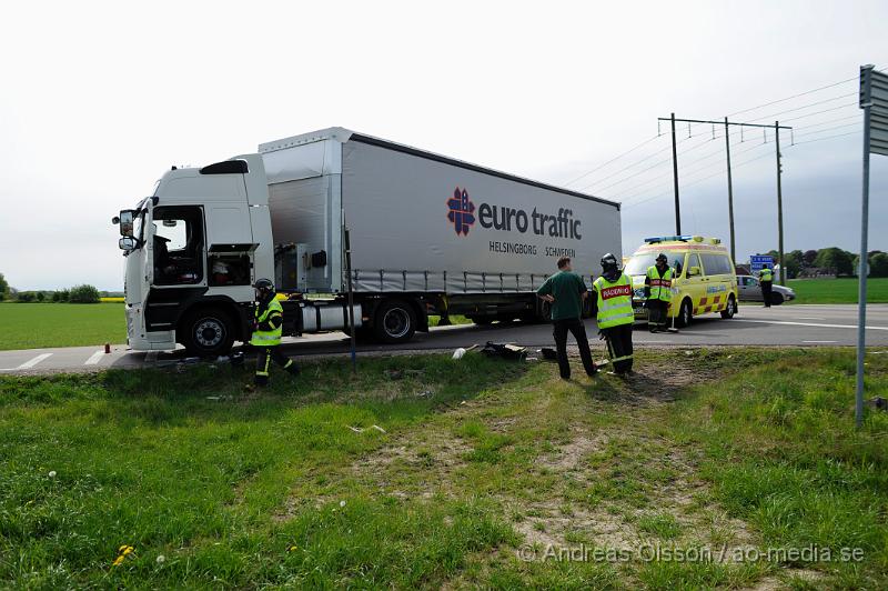 _DSC8092.JPG - Vid 10.30 tiden larmades räddningstjänsten, ambulans och polis till en trafikolycka på väg 110 utanför bjuv där en mc krockat med en lastbil. Föraren av motorcykeln fördes till sjukhus med ambulans men hans liv gick inte att rädda. Vägen stängdes av i båda riktningarna under räddningsarbetet.