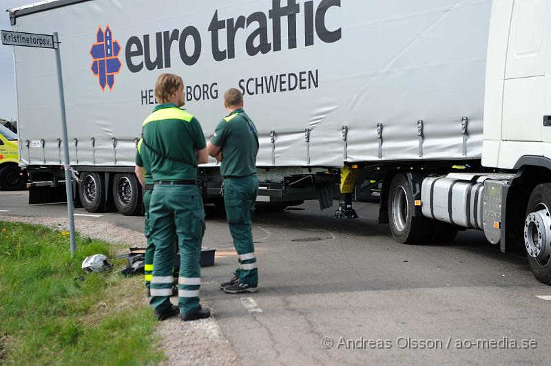 _DSC8095.JPG - Vid 10.30 tiden larmades räddningstjänsten, ambulans och polis till en trafikolycka på väg 110 utanför bjuv där en mc krockat med en lastbil. Föraren av motorcykeln fördes till sjukhus med ambulans men hans liv gick inte att rädda. Vägen stängdes av i båda riktningarna under räddningsarbetet.