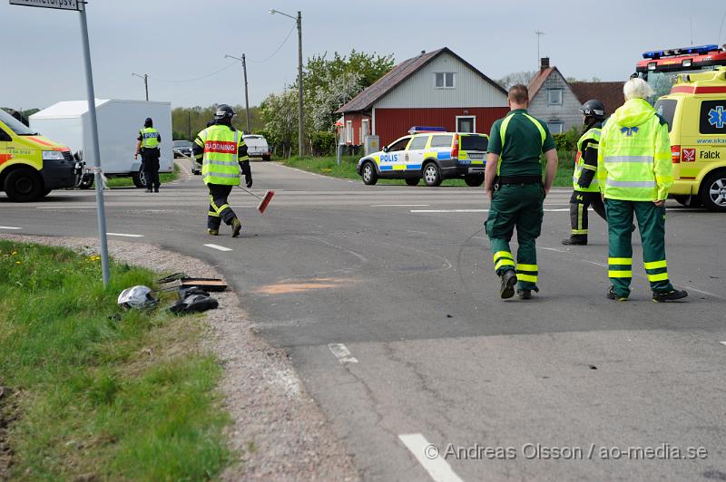 _DSC8097.JPG - Vid 10.30 tiden larmades räddningstjänsten, ambulans och polis till en trafikolycka på väg 110 utanför bjuv där en mc krockat med en lastbil. Föraren av motorcykeln fördes till sjukhus med ambulans men hans liv gick inte att rädda. Vägen stängdes av i båda riktningarna under räddningsarbetet.