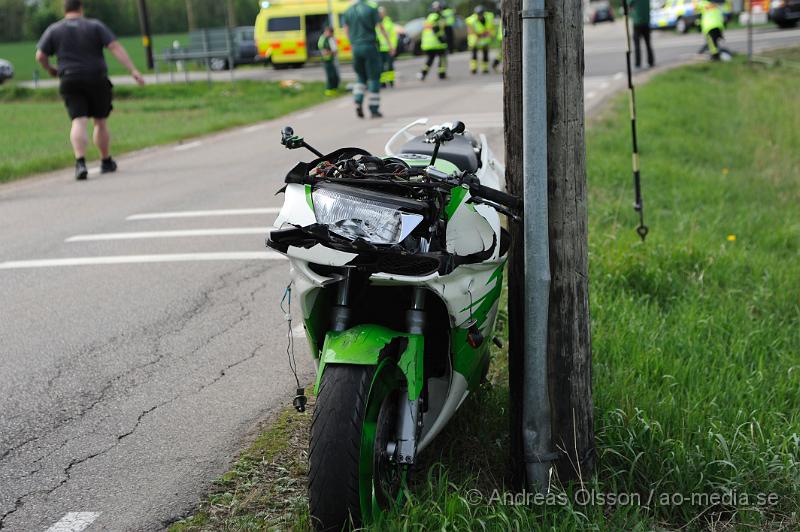 _DSC8101.JPG - Vid 10.30 tiden larmades räddningstjänsten, ambulans och polis till en trafikolycka på väg 110 utanför bjuv där en mc krockat med en lastbil. Föraren av motorcykeln fördes till sjukhus med ambulans men hans liv gick inte att rädda. Vägen stängdes av i båda riktningarna under räddningsarbetet.