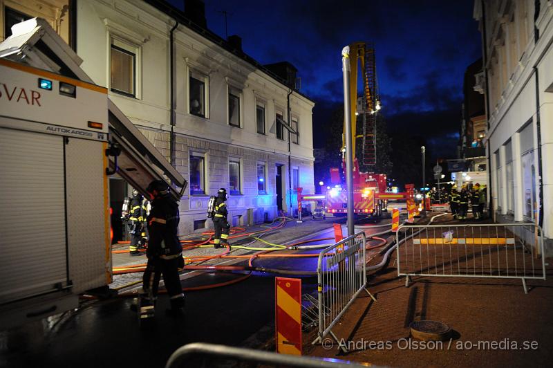 _DSC8116.JPG - Vid 21:45 tiden larmades räddningstjänsten, Ambulans och Polis till en lägenhetsbrand, vid framkomst var det en kraftig rökutveckling ifrån vinden. Personerna i lägenheterna evakuerades snabbt och vad man vet så ska ingen ha kommit till skada. Vad som orsakat branden är oklart.