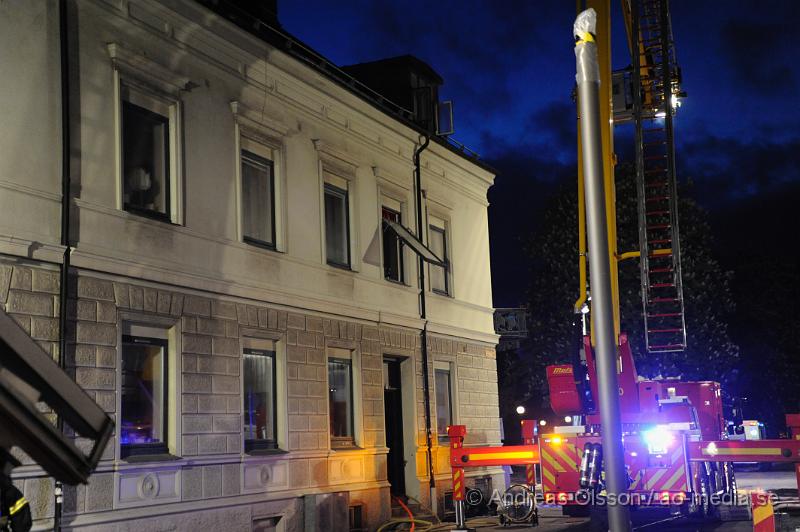 _DSC8117.JPG - Vid 21:45 tiden larmades räddningstjänsten, Ambulans och Polis till en lägenhetsbrand, vid framkomst var det en kraftig rökutveckling ifrån vinden. Personerna i lägenheterna evakuerades snabbt och vad man vet så ska ingen ha kommit till skada. Vad som orsakat branden är oklart.