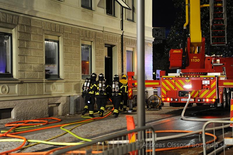 _DSC8120.JPG - Vid 21:45 tiden larmades räddningstjänsten, Ambulans och Polis till en lägenhetsbrand, vid framkomst var det en kraftig rökutveckling ifrån vinden. Personerna i lägenheterna evakuerades snabbt och vad man vet så ska ingen ha kommit till skada. Vad som orsakat branden är oklart.