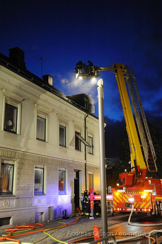 _DSC8123.JPG - Vid 21:45 tiden larmades räddningstjänsten, Ambulans och Polis till en lägenhetsbrand, vid framkomst var det en kraftig rökutveckling ifrån vinden. Personerna i lägenheterna evakuerades snabbt och vad man vet så ska ingen ha kommit till skada. Vad som orsakat branden är oklart.