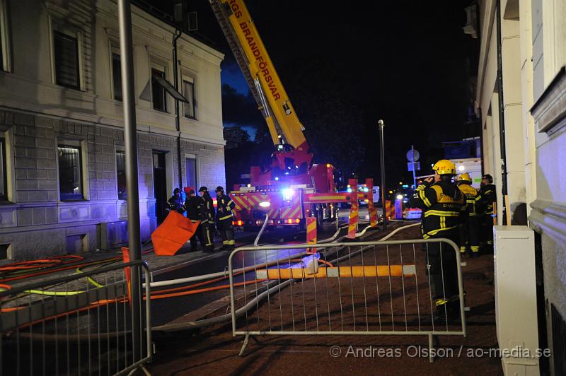 _DSC8126.JPG - Vid 21:45 tiden larmades räddningstjänsten, Ambulans och Polis till en lägenhetsbrand, vid framkomst var det en kraftig rökutveckling ifrån vinden. Personerna i lägenheterna evakuerades snabbt och vad man vet så ska ingen ha kommit till skada. Vad som orsakat branden är oklart.