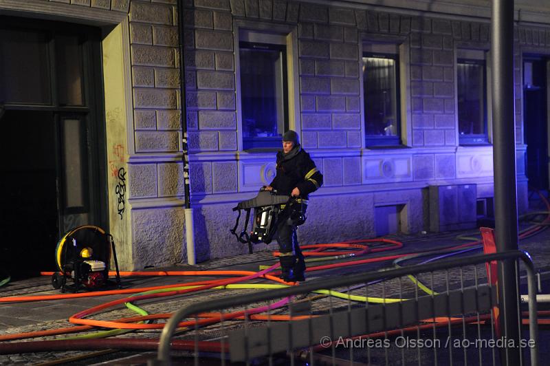 _DSC8128.JPG - Vid 21:45 tiden larmades räddningstjänsten, Ambulans och Polis till en lägenhetsbrand, vid framkomst var det en kraftig rökutveckling ifrån vinden. Personerna i lägenheterna evakuerades snabbt och vad man vet så ska ingen ha kommit till skada. Vad som orsakat branden är oklart.