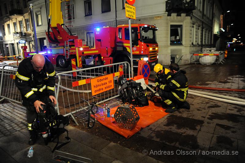 _DSC8149.JPG - Vid 21:45 tiden larmades räddningstjänsten, Ambulans och Polis till en lägenhetsbrand, vid framkomst var det en kraftig rökutveckling ifrån vinden. Personerna i lägenheterna evakuerades snabbt och vad man vet så ska ingen ha kommit till skada. Vad som orsakat branden är oklart.