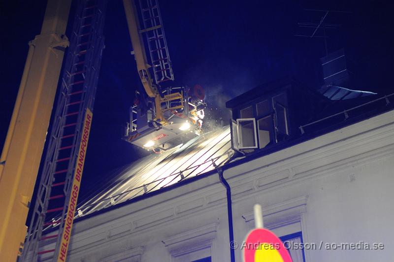 _DSC8156.JPG - Vid 21:45 tiden larmades räddningstjänsten, Ambulans och Polis till en lägenhetsbrand, vid framkomst var det en kraftig rökutveckling ifrån vinden. Personerna i lägenheterna evakuerades snabbt och vad man vet så ska ingen ha kommit till skada. Vad som orsakat branden är oklart.