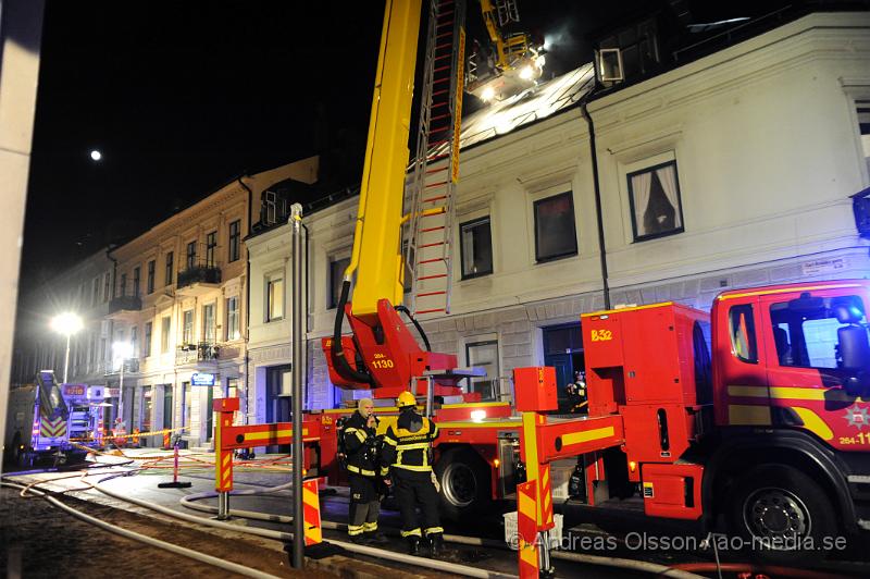 _DSC8163.JPG - Vid 21:45 tiden larmades räddningstjänsten, Ambulans och Polis till en lägenhetsbrand, vid framkomst var det en kraftig rökutveckling ifrån vinden. Personerna i lägenheterna evakuerades snabbt och vad man vet så ska ingen ha kommit till skada. Vad som orsakat branden är oklart.