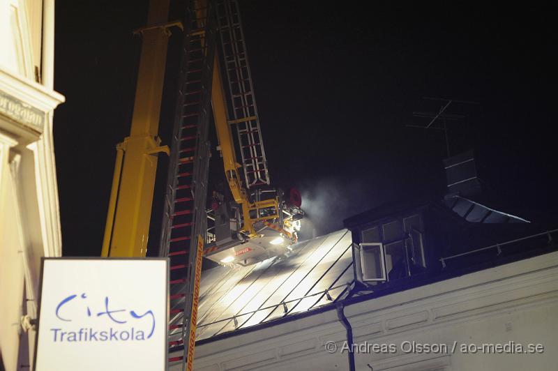 _DSC8166.JPG - Vid 21:45 tiden larmades räddningstjänsten, Ambulans och Polis till en lägenhetsbrand, vid framkomst var det en kraftig rökutveckling ifrån vinden. Personerna i lägenheterna evakuerades snabbt och vad man vet så ska ingen ha kommit till skada. Vad som orsakat branden är oklart.