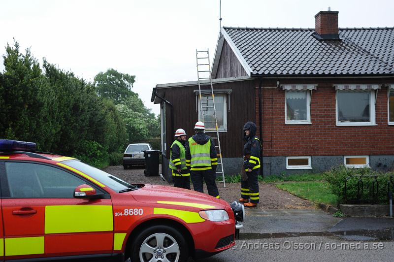 _DSC8920.JPG - Vid 17:40 tiden larmades räddningstjänsten till Kvidinge där en villa var vattenfyllt, de ska ha runnit ifrån avloppet.  Just nu håller räddningstjänsten på och pumpar ut vatten.