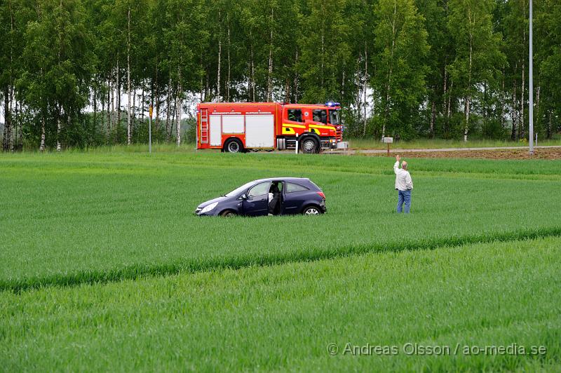 _DSC8956.JPG - Vid 09.40 tiden larmades räddningstjänsten, ambulans och Polis till rondellen vid väg 21/väg 13 där en personbil av oklar anledning kört av vägen och ut på en åker. Det är precis vid rondellen och hur olyckan har gått till är oklart. En person färdades i bilden men fick inga allvarligare skador, men följde med Ambulansen till sjukhuset för kontroll.