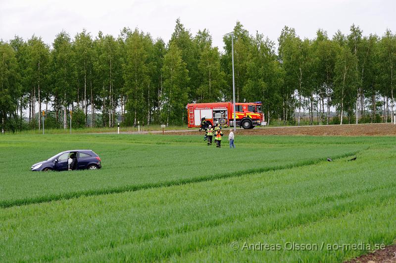 _DSC8960.JPG - Vid 09.40 tiden larmades räddningstjänsten, ambulans och Polis till rondellen vid väg 21/väg 13 där en personbil av oklar anledning kört av vägen och ut på en åker. Det är precis vid rondellen och hur olyckan har gått till är oklart. En person färdades i bilden men fick inga allvarligare skador, men följde med Ambulansen till sjukhuset för kontroll.