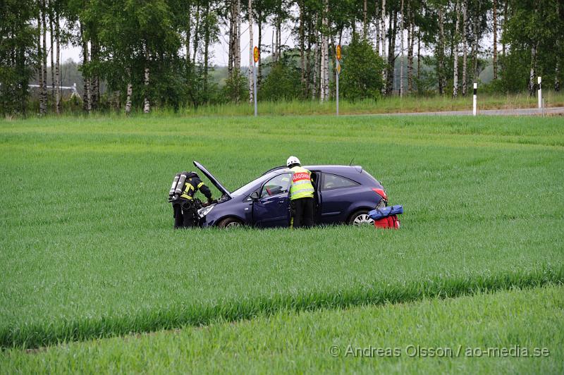 _DSC8963.JPG - Vid 09.40 tiden larmades räddningstjänsten, ambulans och Polis till rondellen vid väg 21/väg 13 där en personbil av oklar anledning kört av vägen och ut på en åker. Det är precis vid rondellen och hur olyckan har gått till är oklart. En person färdades i bilden men fick inga allvarligare skador, men följde med Ambulansen till sjukhuset för kontroll.