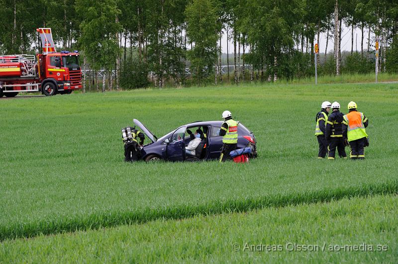 _DSC8965.JPG - Vid 09.40 tiden larmades räddningstjänsten, ambulans och Polis till rondellen vid väg 21/väg 13 där en personbil av oklar anledning kört av vägen och ut på en åker. Det är precis vid rondellen och hur olyckan har gått till är oklart. En person färdades i bilden men fick inga allvarligare skador, men följde med Ambulansen till sjukhuset för kontroll.