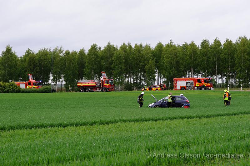 _DSC8969.JPG - Vid 09.40 tiden larmades räddningstjänsten, ambulans och Polis till rondellen vid väg 21/väg 13 där en personbil av oklar anledning kört av vägen och ut på en åker. Det är precis vid rondellen och hur olyckan har gått till är oklart. En person färdades i bilden men fick inga allvarligare skador, men följde med Ambulansen till sjukhuset för kontroll.