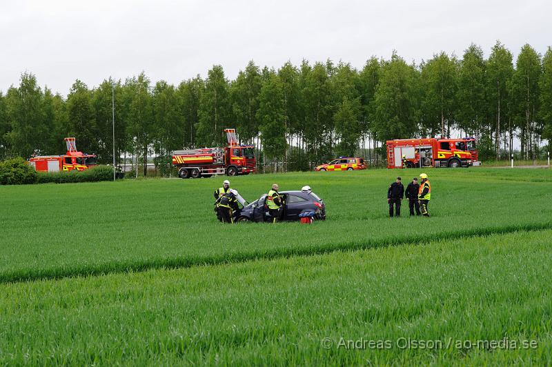 _DSC8971.JPG - Vid 09.40 tiden larmades räddningstjänsten, ambulans och Polis till rondellen vid väg 21/väg 13 där en personbil av oklar anledning kört av vägen och ut på en åker. Det är precis vid rondellen och hur olyckan har gått till är oklart. En person färdades i bilden men fick inga allvarligare skador, men följde med Ambulansen till sjukhuset för kontroll.