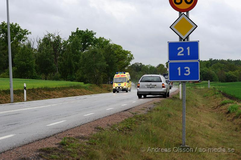 _DSC8975.JPG - Vid 09.40 tiden larmades räddningstjänsten, ambulans och Polis till rondellen vid väg 21/väg 13 där en personbil av oklar anledning kört av vägen och ut på en åker. Det är precis vid rondellen och hur olyckan har gått till är oklart. En person färdades i bilden men fick inga allvarligare skador, men följde med Ambulansen till sjukhuset för kontroll.