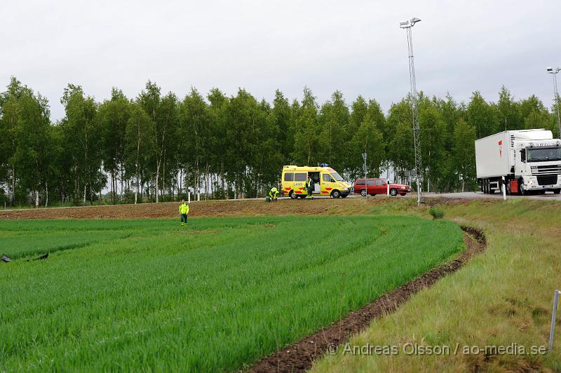 _DSC8976.JPG - Vid 09.40 tiden larmades räddningstjänsten, ambulans och Polis till rondellen vid väg 21/väg 13 där en personbil av oklar anledning kört av vägen och ut på en åker. Det är precis vid rondellen och hur olyckan har gått till är oklart. En person färdades i bilden men fick inga allvarligare skador, men följde med Ambulansen till sjukhuset för kontroll.