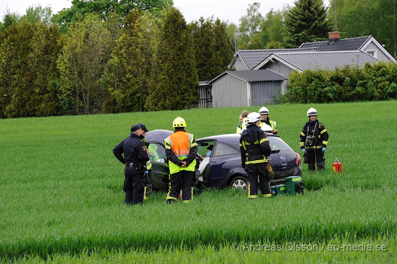 _DSC8977.JPG - Vid 09.40 tiden larmades räddningstjänsten, ambulans och Polis till rondellen vid väg 21/väg 13 där en personbil av oklar anledning kört av vägen och ut på en åker. Det är precis vid rondellen och hur olyckan har gått till är oklart. En person färdades i bilden men fick inga allvarligare skador, men följde med Ambulansen till sjukhuset för kontroll.