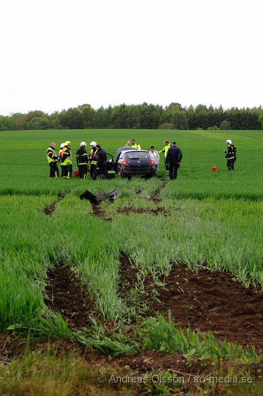 _DSC8979.JPG - Vid 09.40 tiden larmades räddningstjänsten, ambulans och Polis till rondellen vid väg 21/väg 13 där en personbil av oklar anledning kört av vägen och ut på en åker. Det är precis vid rondellen och hur olyckan har gått till är oklart. En person färdades i bilden men fick inga allvarligare skador, men följde med Ambulansen till sjukhuset för kontroll.