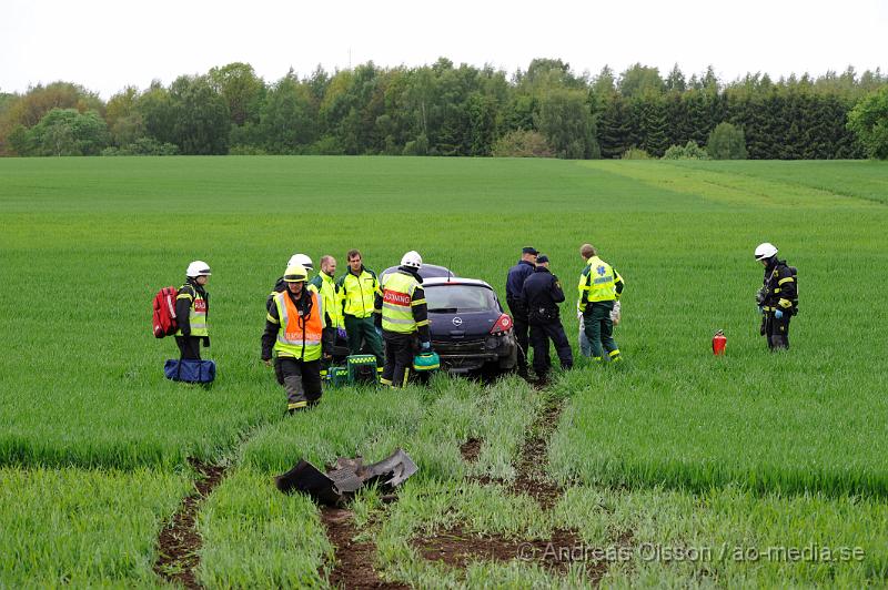 _DSC8982.JPG - Vid 09.40 tiden larmades räddningstjänsten, ambulans och Polis till rondellen vid väg 21/väg 13 där en personbil av oklar anledning kört av vägen och ut på en åker. Det är precis vid rondellen och hur olyckan har gått till är oklart. En person färdades i bilden men fick inga allvarligare skador, men följde med Ambulansen till sjukhuset för kontroll.