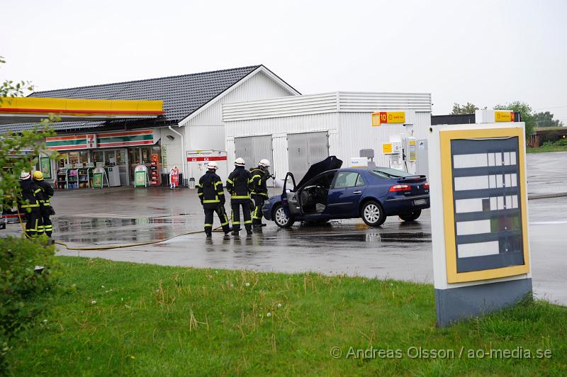 _DSC9038.JPG - vid 16:40 tiden larmades räddningstjänsten till en bilbrand vid Shell i Åstorp, bilen började brinna under motorhuven, men räddningstjänsten fick snabbt branden under kontroll, ingen person ska ha skadats.