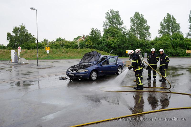 _DSC9041.JPG - vid 16:40 tiden larmades räddningstjänsten till en bilbrand vid Shell i Åstorp, bilen började brinna under motorhuven, men räddningstjänsten fick snabbt branden under kontroll, ingen person ska ha skadats.