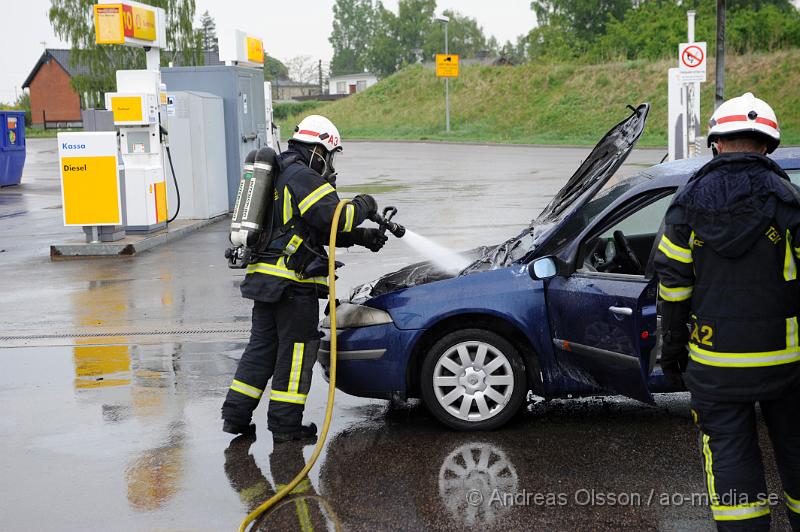 _DSC9044.JPG - vid 16:40 tiden larmades räddningstjänsten till en bilbrand vid Shell i Åstorp, bilen började brinna under motorhuven, men räddningstjänsten fick snabbt branden under kontroll, ingen person ska ha skadats.