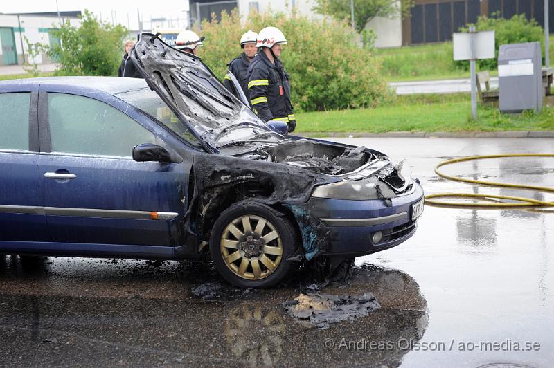 _DSC9046.JPG - vid 16:40 tiden larmades räddningstjänsten till en bilbrand vid Shell i Åstorp, bilen började brinna under motorhuven, men räddningstjänsten fick snabbt branden under kontroll, ingen person ska ha skadats.