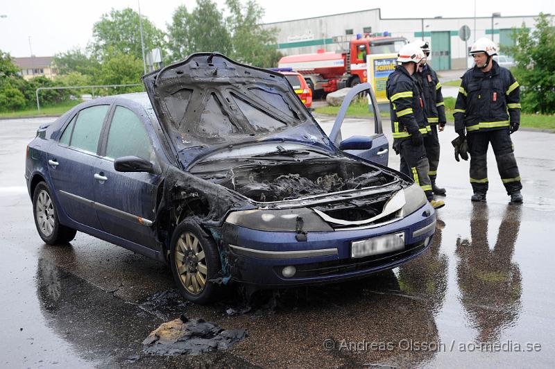 _DSC9047.JPG - vid 16:40 tiden larmades räddningstjänsten till en bilbrand vid Shell i Åstorp, bilen började brinna under motorhuven, men räddningstjänsten fick snabbt branden under kontroll, ingen person ska ha skadats.