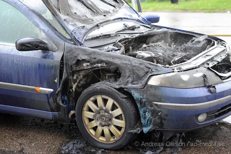 _DSC9050.JPG - vid 16:40 tiden larmades räddningstjänsten till en bilbrand vid Shell i Åstorp, bilen började brinna under motorhuven, men räddningstjänsten fick snabbt branden under kontroll, ingen person ska ha skadats.